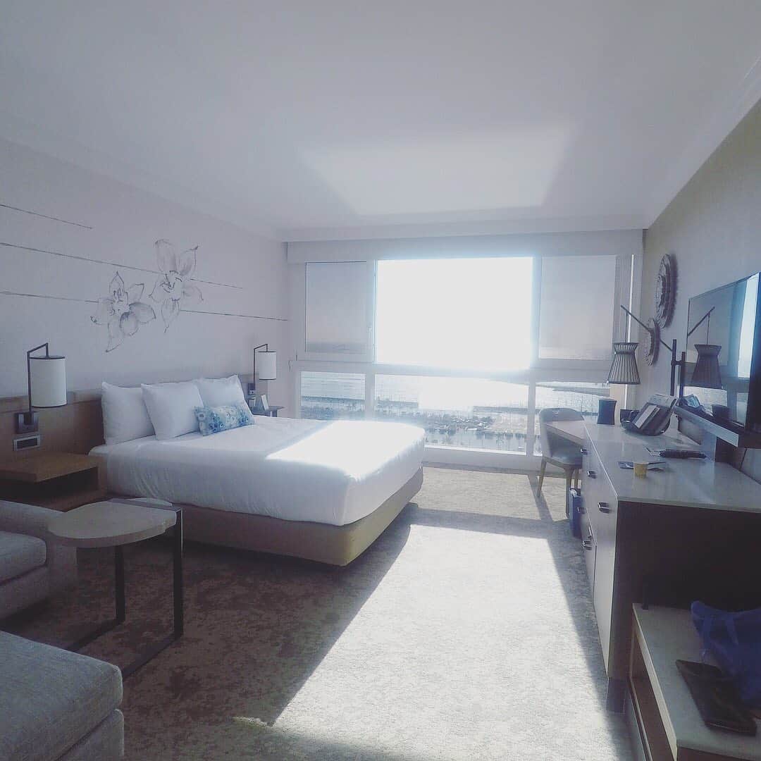 野沢和香さんのインスタグラム写真 - (野沢和香Instagram)「2019年 #ハワイリトリート✨ 宿泊ホテルはリニューアルした @princewaikikijp ！ インフィニティプールとサンセットが素晴らしい大人なホテル⤴︎ 一面がガラスのお部屋も広くて、どの時間も絵画みたいな美しい空と海が見れます☺️ お部屋に戻るのが楽しみになる大好きなホテルです！  この #プリンスワイキキならではのデッキ やプールを使ったヨガもあります☺️❤️ #7月12日〜15日 (3泊5日の宿泊プラン) ハワイの素晴らしい絶景と、パワースポットでヨガ三昧の3日間 お申込みは @princewaikikijp のHPから。  プロフィールにリンク貼ってあります^_^」5月26日 10時21分 - wakanozawa