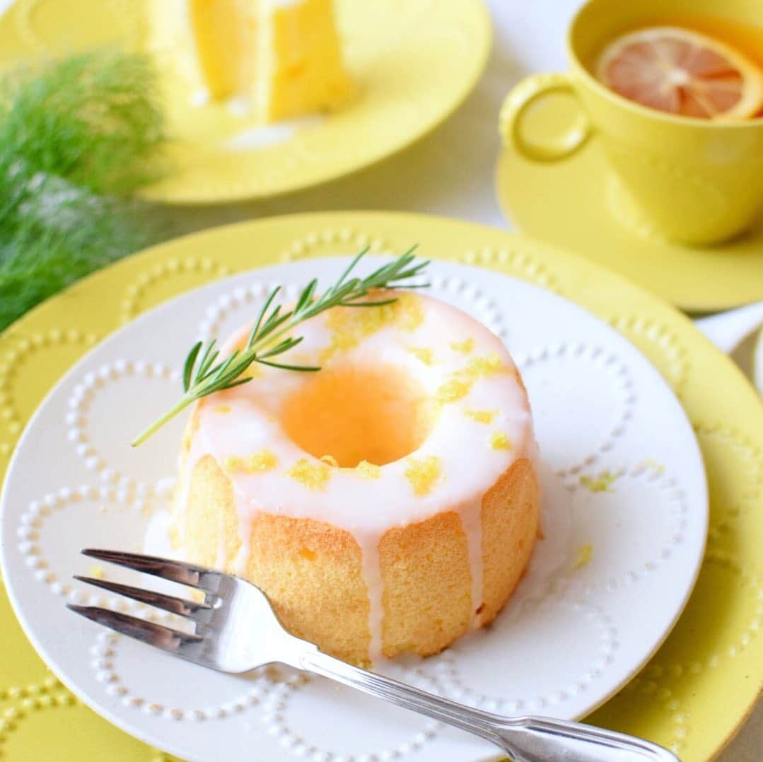 nao_cafe_さんのインスタグラム写真 - (nao_cafe_Instagram)「#レモンシフォンケーキ . 暑いですねー！ こんな暑い日にぴったりのレモンシフォンで あさおやつです🍋 さっぱりふわふわの米粉シフォンに レモンアイシングをたらり。 甘酸っぱさがたまらない😆 とっても美味しく出来たので 次は大きいサイズで焼いてみよう♩ . . 今日は試合なので 朝から高速ぶいんと飛ばしてやって来ました。 予報では35度💦 こんな暑さの中試合とか、、、。 ヤバイでしょー🤭 . . . 2019.5.27 . . #ちゃんと可愛いグルテンフリー  #米粉シフォン#米粉スイーツ #シフォンケーキ #グルテンフリースイーツ #glutenfree #🍋#おやつ#お菓子作り#手作りお菓子 #ミナペルホネン#minaperhonen #ミナペルホネンタンバリン #ミニシフォン#cotta#楽天roomに載せてます #roomインフルエンサー#フルッタ#イッタラ」5月26日 10時33分 - nao_cafe_