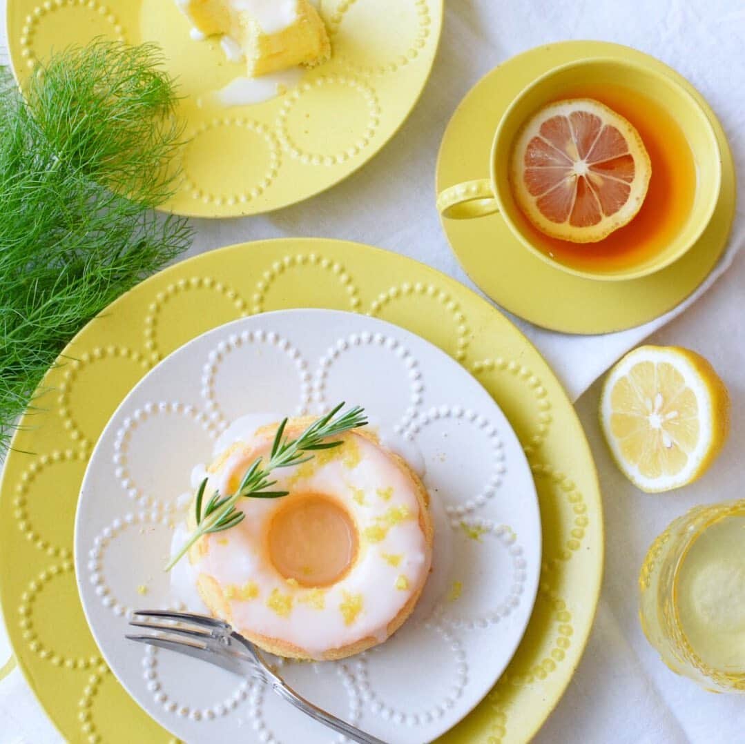 nao_cafe_さんのインスタグラム写真 - (nao_cafe_Instagram)「#レモンシフォンケーキ . 暑いですねー！ こんな暑い日にぴったりのレモンシフォンで あさおやつです🍋 さっぱりふわふわの米粉シフォンに レモンアイシングをたらり。 甘酸っぱさがたまらない😆 とっても美味しく出来たので 次は大きいサイズで焼いてみよう♩ . . 今日は試合なので 朝から高速ぶいんと飛ばしてやって来ました。 予報では35度💦 こんな暑さの中試合とか、、、。 ヤバイでしょー🤭 . . . 2019.5.27 . . #ちゃんと可愛いグルテンフリー  #米粉シフォン#米粉スイーツ #シフォンケーキ #グルテンフリースイーツ #glutenfree #🍋#おやつ#お菓子作り#手作りお菓子 #ミナペルホネン#minaperhonen #ミナペルホネンタンバリン #ミニシフォン#cotta#楽天roomに載せてます #roomインフルエンサー#フルッタ#イッタラ」5月26日 10時33分 - nao_cafe_