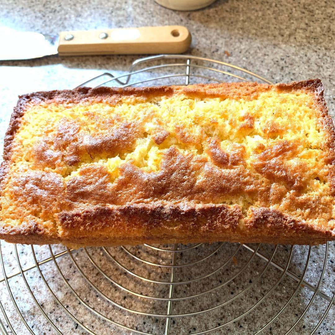 野間美由紀のインスタグラム：「バナナパウンドケーキ焼きました。パウンドケーキなのでレシピはありません。（粉と砂糖と卵が同分量のケーキのことを言います。ベイキングパウダーは小さじ1）バナナは1本半を潰して生地に、半分をスライスして乗せました。」