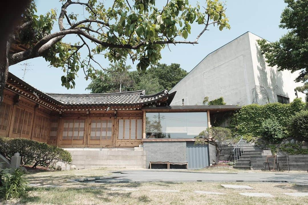 Veronica Halimさんのインスタグラム写真 - (Veronica HalimInstagram)「Beautiful hanok courtyard at the workshop venue @eumtheplace It was a hot sunny day, looks like summer is coming earlier this year. — #truffypi #vhcalligraphy #calligraphyworkshop #현대서예 #カリグラフィー #モダンカリグラフィー #カリグラフィースタイリング #seoulworkshops #seoul #creativeworlshop #calligraphystyling #koreaworkshop #truffypiinseoul #truffypiinkorea #vhkoreaworkshop #작업장 #모던캘리그라피 #캘리그라피」5月26日 10時36分 - truffypi