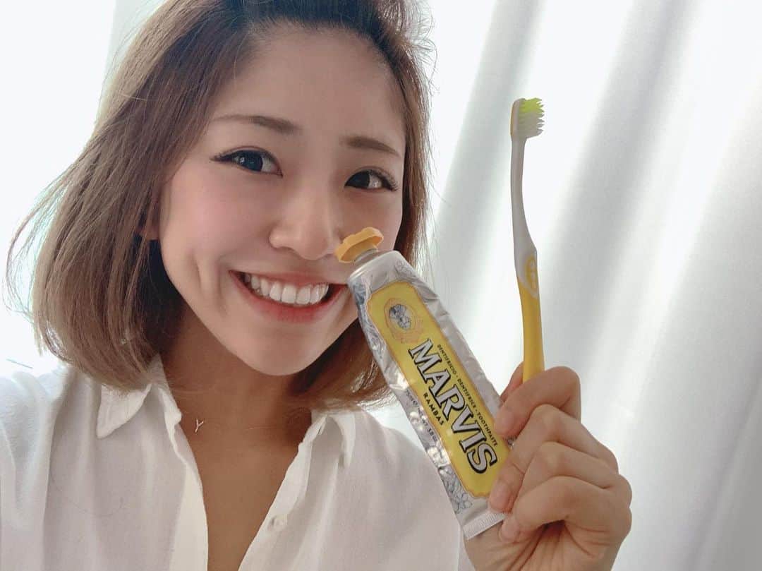 本橋優華のインスタグラム：「お気に入りの歯磨きセット◡̈* ホワイトニングに通わなくてもいい感じです。 #goodmorning#whitening#toothpaste#marvis#marvistoothpaste#towoth#italy#flavor#mango#yellow #マービス」