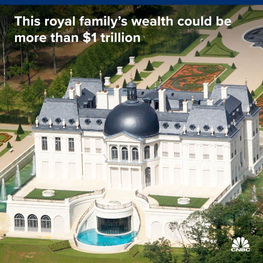 CNBCさんのインスタグラム写真 - (CNBCInstagram)「with @cnbcmakeit: The British royal family has an estimated net worth of $88 billion. Still, that monarchy is far from being the richest royal family in the world.⁣ ⁣ That distinction likely goes to the House of Saud, the ruling royal family of Saudi Arabia. The House of Saud is estimated to be worth $1.4 trillion. For reference, that’s nearly 16 times the British royal family’s net worth.⁣ ⁣ Much like their British counterparts, the members of the Saudi royal family are notoriously private about their fortune. But what is known, suggests a lavish lifestyle filled with big spending, private jets, luxury yachts, top of the line helicopters, sprawling chateaus and a palatial estate decked out with gold furniture — including a gold-plated Kleenex dispenser.⁣ ⁣ You can read more on this royal family, at the link in bio.⁣ ⁣ ⁣ *⁣ *⁣ *⁣ *⁣ *⁣ *⁣ *⁣ *⁣ ⁣ #royalfamily #wealth #britishroyalfamily #houseofsaud #saudiarabia #royalty #lavish #luxury #money #yachts #privatejets #gold #monarchy #rich #networth #cnbc #cnbcmakeit」5月26日 11時00分 - cnbc