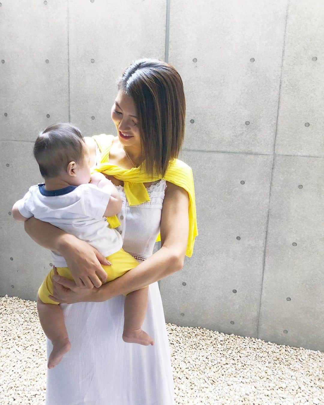 奈保さんのインスタグラム写真 - (奈保Instagram)「LOVE YOU💛 . . . ボスベイビー👶のパンツは @uniqlo の🎵 いろんな色があるしプチプラだから大活躍してます✨ それにしても大きくなるの早いなあ😭 すでに寂しい。。笑  #生後5ヶ月#赤ちゃん#baby#babyboy#아기#mama#mamacode#夏コーデ#リゾートコーデ#今日のコーデ#平成ベビー#産後#産後ダイエット#赤ちゃんのいる生活 #UNIQL#ユニクロ#プチプラ#GU#ジーユー#ママリ#男の子ママ#リンクコーデ#お揃い#お揃いコーデ#親子コーデ#ママコーデ#今日は黄色#イエローコーデ#産後ダイエット#mumlifestyle」5月26日 10時52分 - naho.0422