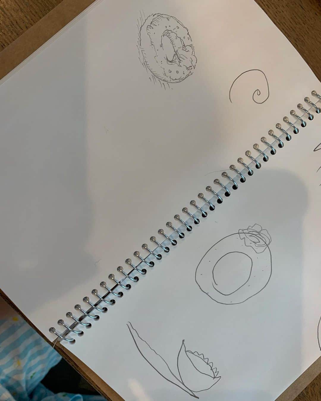 安倍吉俊のインスタグラム：「タマゴ( •~•)とドーナツおいしく描けるか勝負。「パパ、そうやってかげとかつけてるからおいしそうにならないんだよ」「ファー」」