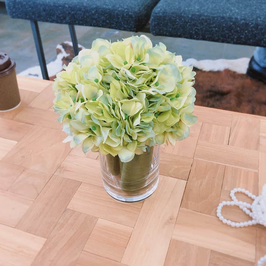 のインスタグラム：「紫陽花  #紫陽花 #5本 #アーティフィシャルフラワー  #筒の花瓶  #季節のお花  #飾る #今日暑いですね #熱中症 #お水いっぱい飲みましょう #倉田あみ」
