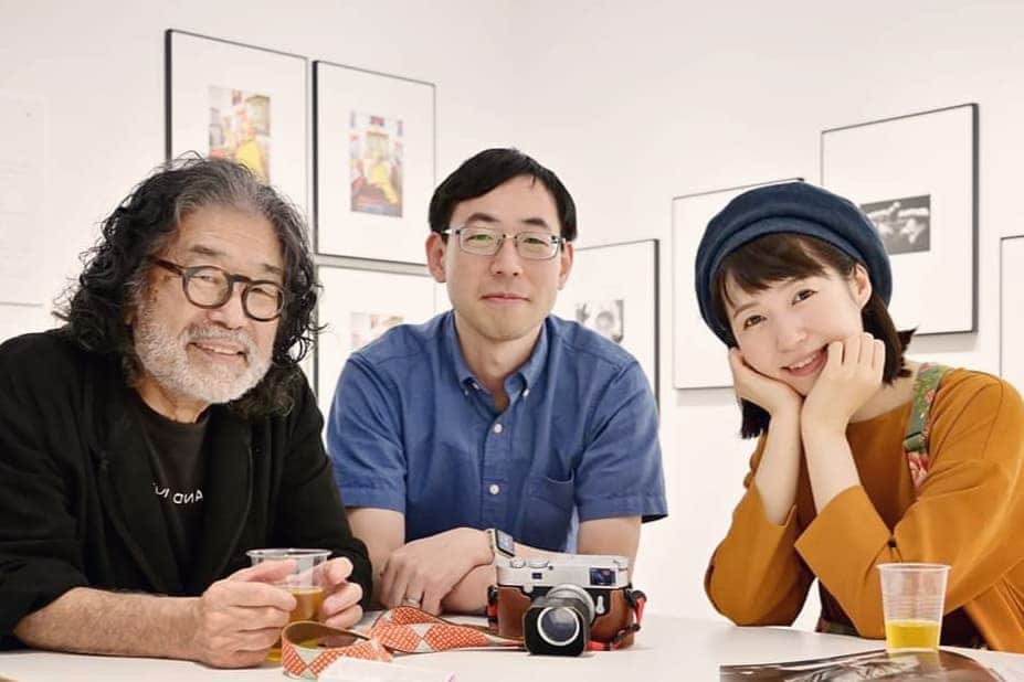 のインスタグラム：「きのうKKAGで 話し込んでいるところを撮って頂いた。 写真家薄井大還さんと ギャラリーオーナー桑原さんと。」