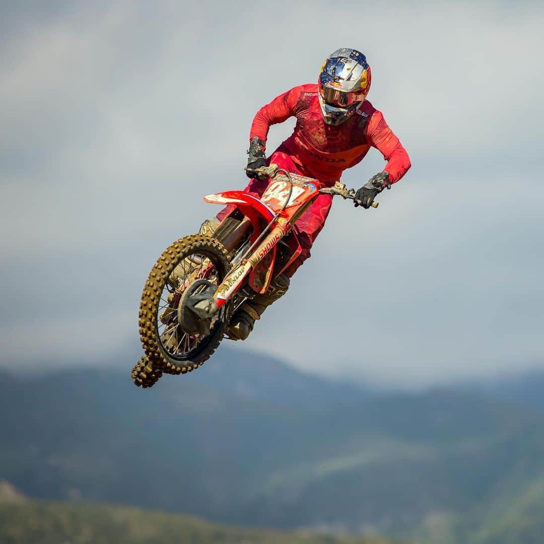 Honda Powersports USさんのインスタグラム写真 - (Honda Powersports USInstagram)「Team Honda HRC’s @kenroczen94 celebrates another podium finish at @foxraceway, with 2-3 Moto finishes for a third overall! Teammate @coleseely overcame two poor starts and a fall in the day’s first race to fight his way to a respectable 10th overall with 11-8 scores. Bring on Thunder Valley! #RideRed #Honda #ThisIsMoto #ProMotocross #MayMotorsports」5月26日 10時57分 - honda_powersports_us