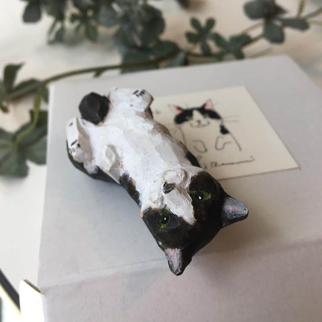 yamanekoさんのインスタグラム写真 - (yamanekoInstagram)「おはようございます。昨日はみんな里親さんの元に行ってしまったので、本日は7月の個展用のヘソ天ブローチ7匹だけ連れてきました。ゴロゴロしてます。 #にゃっ展2019 #ねこ部 #ヘソ天 #ブローチ #猫彫り #sculpture #ねこすたぐらむ #woodworking #catstagram #catsofinstagram #恵比寿でビール#バンナイリョウジ」5月26日 11時07分 - yamaneko5656