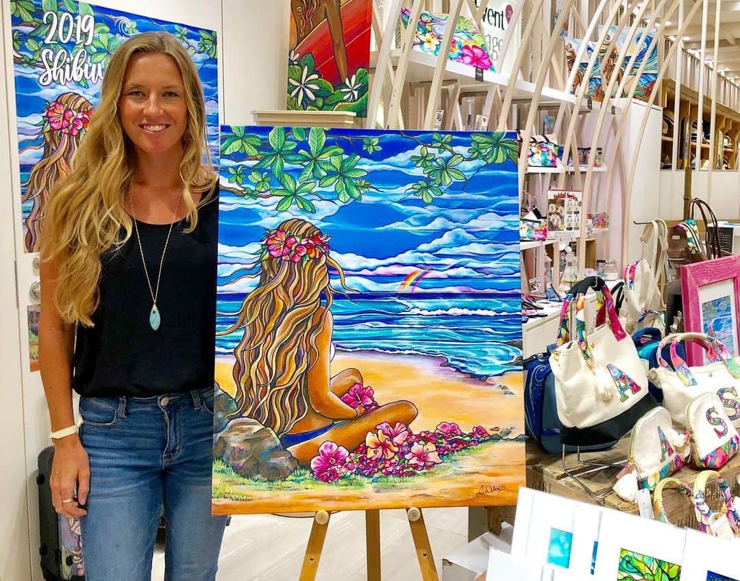ラレイアのインスタグラム：「🌺 Colleen Wilcox来日イベント2日目！ 昨日のイベントではたくさんの方にご来場いただき、ありがとうございました🧡 ・ 本日2日目は横浜にて行います✨ ・ 5月26日(日)14:30〜 コリーン・ウィルコックスギャラリー店内 ・ 5月26日(日)17:00〜 横浜ワールドポーターズ 1F ハワイタウンステージ ・ ・ そして今回大さん橋で行われておりますイベント #カフラホア でもブース出店中です！ こちらもぜひ遊びに来てください😊 ・ #colleen#colleenwilcox#art#hawaii#aloha#surf#beach#fashion#laleia#ハワイ#フォトジェニック#インスタ映え#インスタ女子#アロハ#ビーチ#海を感じる雑貨#ラレイア#アート#ビーチガール#サーフスタイル#大人カジュアル#イベント#来日」
