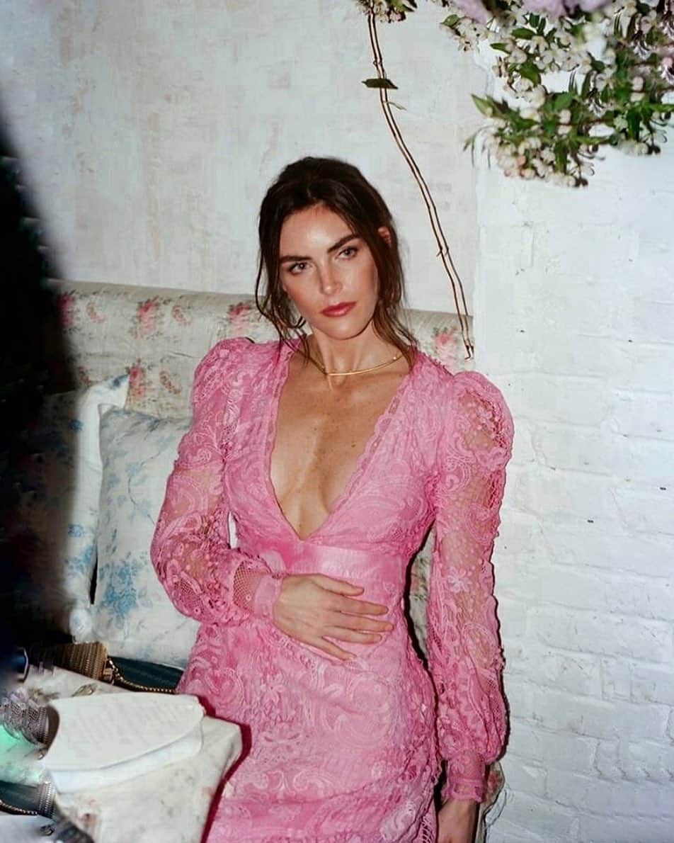 ヒラリー・ローダのインスタグラム：「caught in a moment 💭 shot on film by @jensteele 💕」