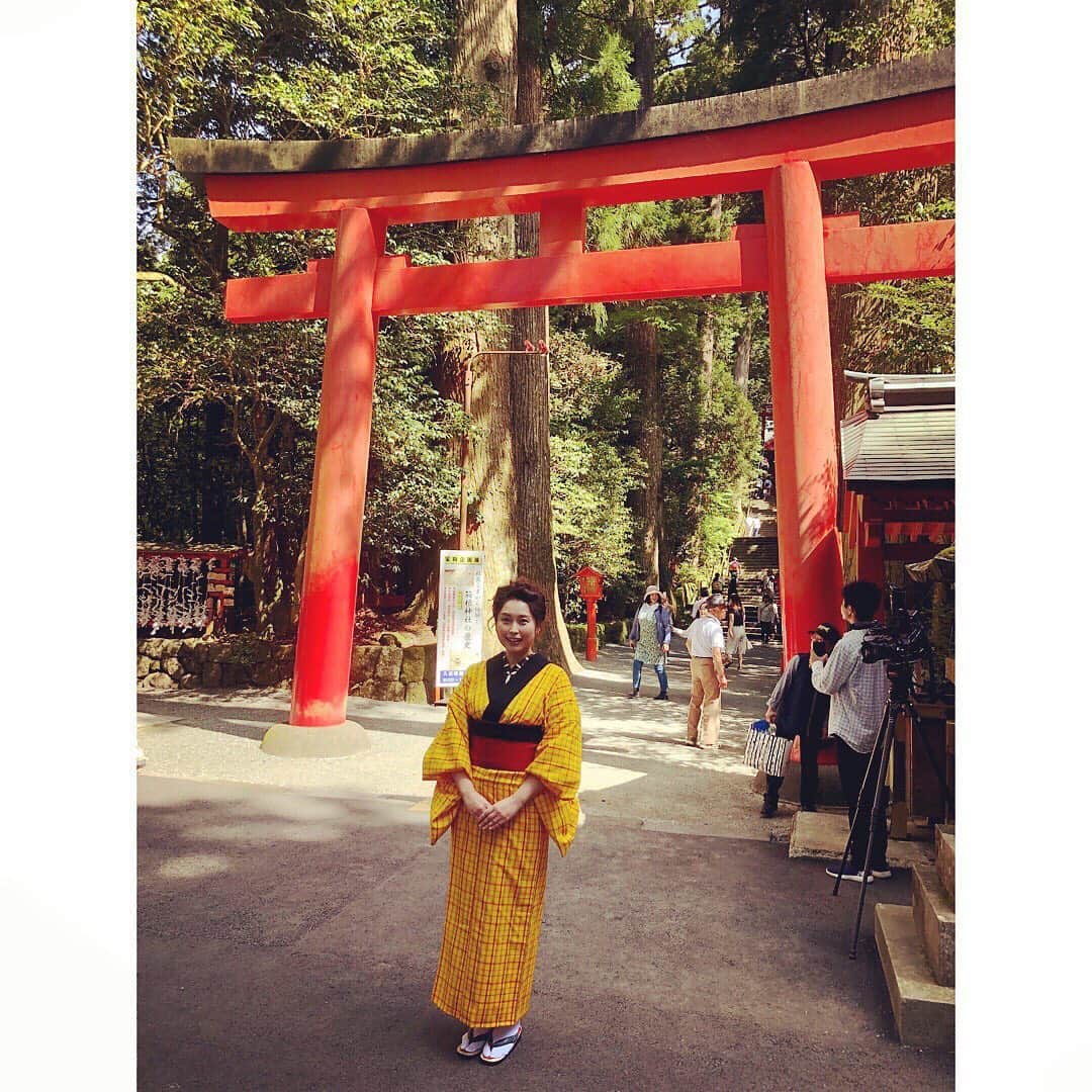 美甘子さんのインスタグラム写真 - (美甘子Instagram)「箱根神社にて、箱根関所400年記念事業、応援隊に任命していただきました。祈祷式、出陣式のMCを務め、現在、箱根関所で大名行列の到着を待っています。八代亜紀さんの掛け声で大名行列スタート！晴天です。 #箱根関所 #箱根神社 #箱根関所400年記念事業」5月26日 11時05分 - rekish_mikako