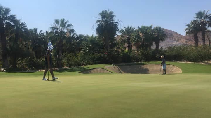 ラッセル・ウィルソンのインスタグラム：「18th Hole. 2 putt for the win!!! #SaturdaysAreForTheBoys」