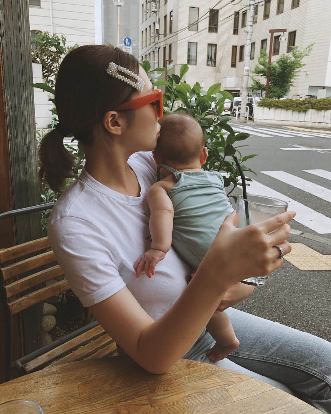 shihoのインスタグラム：「Sunday🕊 . . 最近カフェ巡りにハマってる❤︎ 今日はどこいこうかなぁ😛 . . . #cafe#terrace#coffee  #baby#mama#ママライフ」