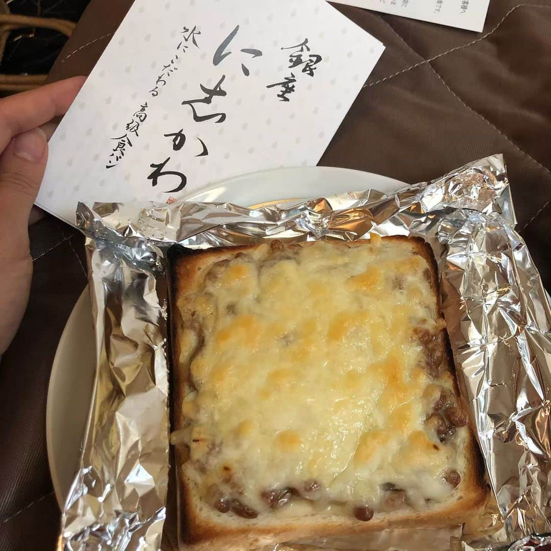 たまたまこさんのインスタグラム写真 - (たまたまこInstagram)「銀座に志かわの食パンをいただいたので新鮮なうちにと早速トーストに！ 1枚目はバターのみで、2枚目はonピザチーズで納豆トーストに、3枚目今から食べようとしている、、美味しすぎてとまらなくなってしもた。 1日経っているのに中はふわっふわ❤️ 美味しい🥰🥰🥰」5月26日 11時15分 - tamarikomari