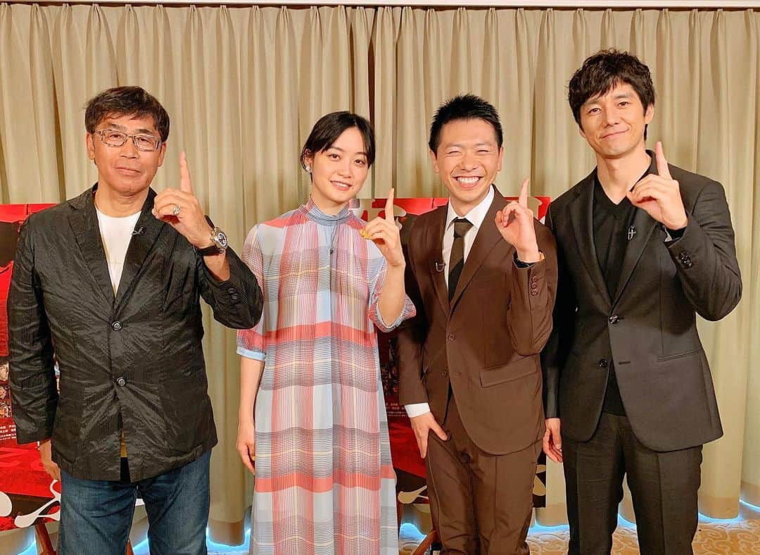 上坂嵩さんのインスタグラム写真 - (上坂嵩Instagram)「#西島秀俊 さん #深川麻衣 さん #若松節朗監督 を直撃しました！  映画 #空母いぶき 。いま目の前にある"日常"、その有り難さについても考えさせられる、エンターテインメント大作でした！ 緊迫の戦闘シーンはもちろん、随所に散りばめられているユーモア溢れるシーンも見どころ。緩急のバランスが見事な作品です。  西島さんたちからは、そんな映画のポイントはもちろん、#佐々木蔵之介 さんや #中井貴一 さんなど超豪華共演者とのマル秘エピソードも続々と！ さらに、こんな西島さん見たことない！？お茶目な一面やプライベートでのエピソードなどもたっぷり明かしくれました！  西島さんと深川さんのはからいで、なんと真ん中に。恐縮です。 あす27日(月)の #ドデスカ で放送予定です。お楽しみに！  #本田翼 さん #玉木宏 さん #髙嶋政宏 さん #戸次重幸 さん #市原隼人 さん #吉田栄作 さん #佐藤浩市 さん #メーテレ #ドデスカ #アナウンサー #上坂嵩」5月26日 11時18分 - takashi_uesaka_nbn