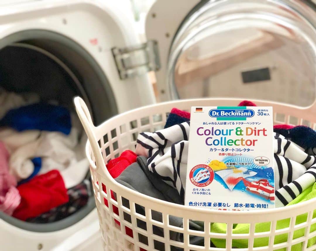 ecomfort（エコンフォート）さんのインスタグラム写真 - (ecomfort（エコンフォート）Instagram)「5月なのに30度越え。 働いていると毎日洗濯はしんどい。 でも汗をかくので、洗濯物のため洗いができなくなってきました。  色物白物まとめ洗いの必需品、カラー&ダートコレクター 色移り防止シート(CDC)があって、ホント良かった。  少ない洗濯量なら、色分けしないでいっぺんに済ませたい。夜の洗濯なおさらです。  週末は、昼に洗濯できるから洗濯が楽しくなる。でもシーツなど大物もでるから洗濯物が大量に。CDC使って、早く洗濯終わらせて出かけようっと。kan 【Dr. Beckmann】 "おしゃれな人は使ってる ドクターベックマン " ガーメントケアで洋服のゴミを増やさない。きれい長く。  #ドクターベックマン#drbeckmann#カラーアンドダートコレクター#色移り防止シート#ランドリー#白シャツ#ランドリーケア#ホームデトックス#洋服のゴミを増やさない#eco#今日の買い物が未来を変える」5月26日 11時20分 - ecomfort_eoct