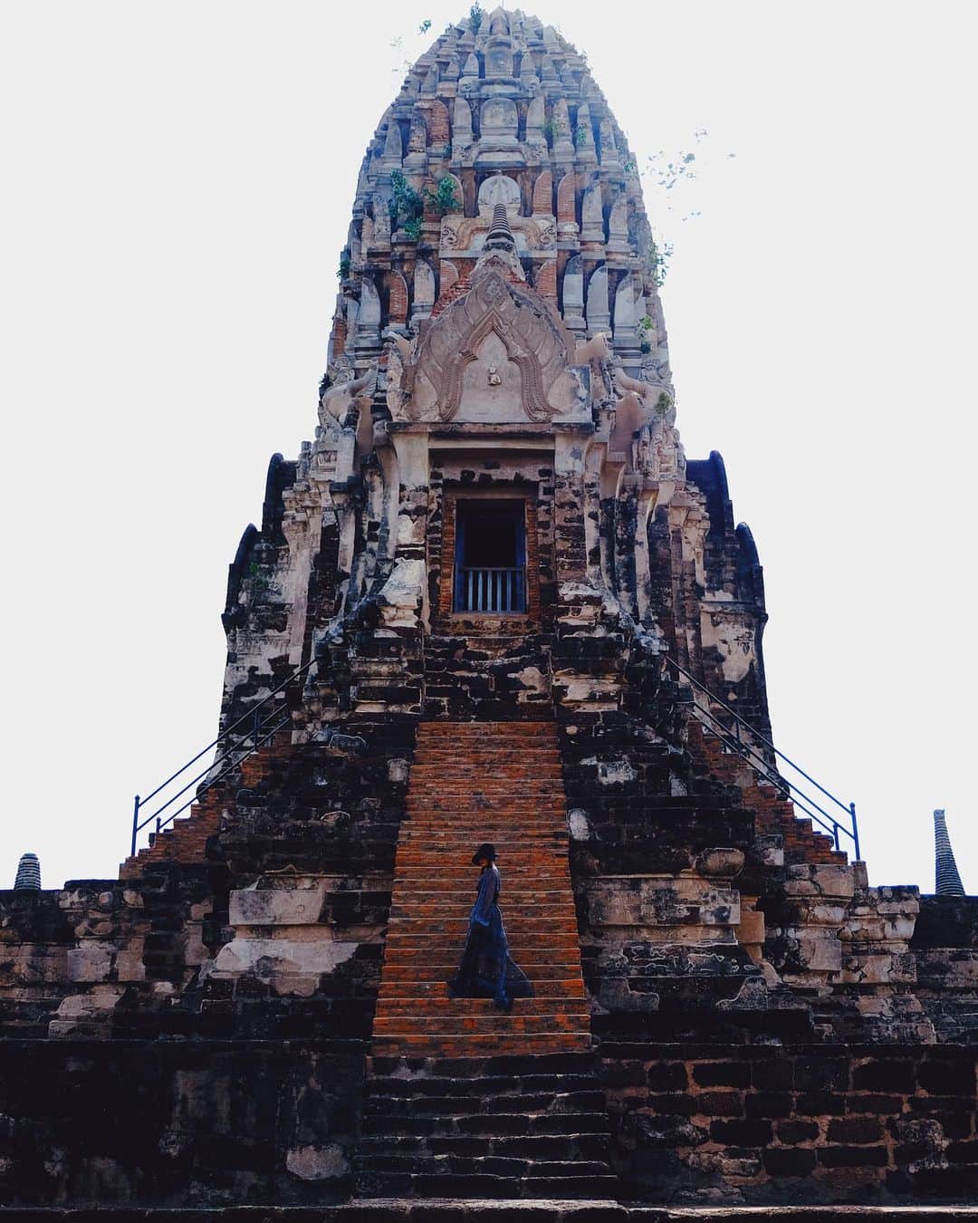 Amata Chittaseneeさんのインスタグラム写真 - (Amata ChittaseneeInstagram)「Thainess x the Ancient Ruins of Ayutthaya  โคตรไทย x พระนครศรีอยุธยา : ทททภาคกลาง #pearypieamazingThailand The ruins Escape the current capital of Thailand to visit the old one: Ayutthaya. The beautiful historical city is about 70 kilometers from Bangkok. The old capital of Thailand came to a brutal end when it was attacked, much of the city was devastated by fire. Most of the city was destroyed, and what is left of these relics and temples are still found in Ayutthaya today. The temples have their own Siamese style, but many of the temples’ construction drew upon inspiration from other influences, including Sri Lanka. These ruins were discovered in 1991, and they were designated a UNESCO World Heritage Site!! 🤩  #ayutthaya #Thailand  อาณาจักรอยุธยา กรุงศรีอยุธยามีชื่อเดิมที่ปรากฏในเอกสารชั้นต้นที่เป็นศิลาจารึกและตำนานบางเรื่องว่า "กรุงอโยธยา"และเป็นเมืองหลวงของสยามกว่า 400 ปี ซึ่งปัจจุบัน ยังหลงเหลือโบราณสถานที่น่าสนใจปละสวยงามมากๆ 🖤 ได้รับการขึ้นทะเบียนมรดกโลกทางวัฒนธรรม」5月26日 11時20分 - pearypie