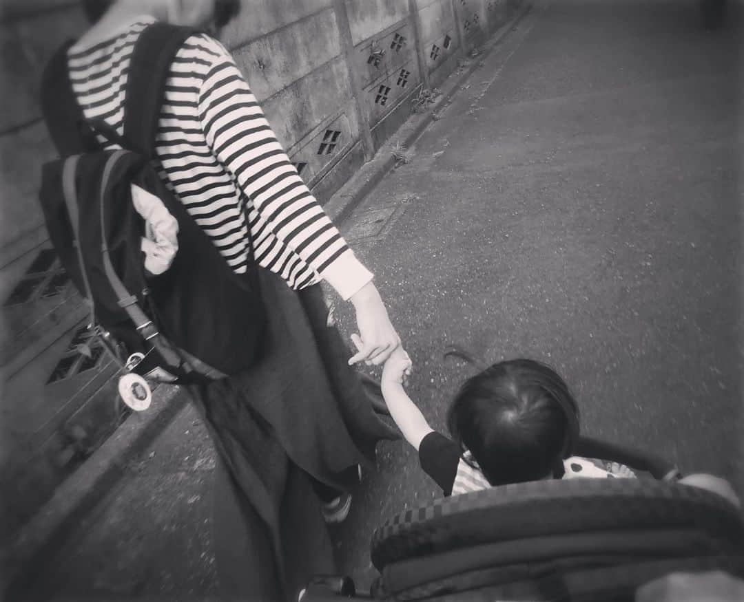 ゆみみさんのインスタグラム写真 - (ゆみみInstagram)「ベビーカーで移動中手を握ってくる。  #手 #握ってくる #ベビーカー  #子育て日記 #育児 #育児日記 #子育てぐらむ #1歳3ヶ月 #息子 #令和元年 #ママ #ママリ #おやばか部」5月26日 11時21分 - yumimi76
