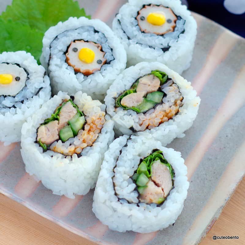 maki ogawaさんのインスタグラム写真 - (maki ogawaInstagram)「This is a fusion of Thai and Japanese food!! Using nam phrik phao, น้ำพริกเผา to make the sushi roll! That was amazing! ﻿ ﻿ タイ料理と日本食のフュージョン。ナムプリックパオを海苔巻きに使ってみました。爽やかなすし飯と、濃厚なナムプリックパオがよく合います。﻿ ﻿ 350円のシール、剥がそうと思ったら剥がれない💦💦無理やり剥がすとペタペタになりそうなので、このままで😅  #thailove #thaifood #thaicuisine #thailand ##patthai #bangkok #タイ料理 #タイ旅行 #タイ料理大好き #海外旅行好きな人と繋がりたい #travelinthailand #バンコク #バンコク旅行 #bangkok#タイ大好き #元バックパッカー #น้ำพริกเผา」5月26日 11時24分 - cuteobento