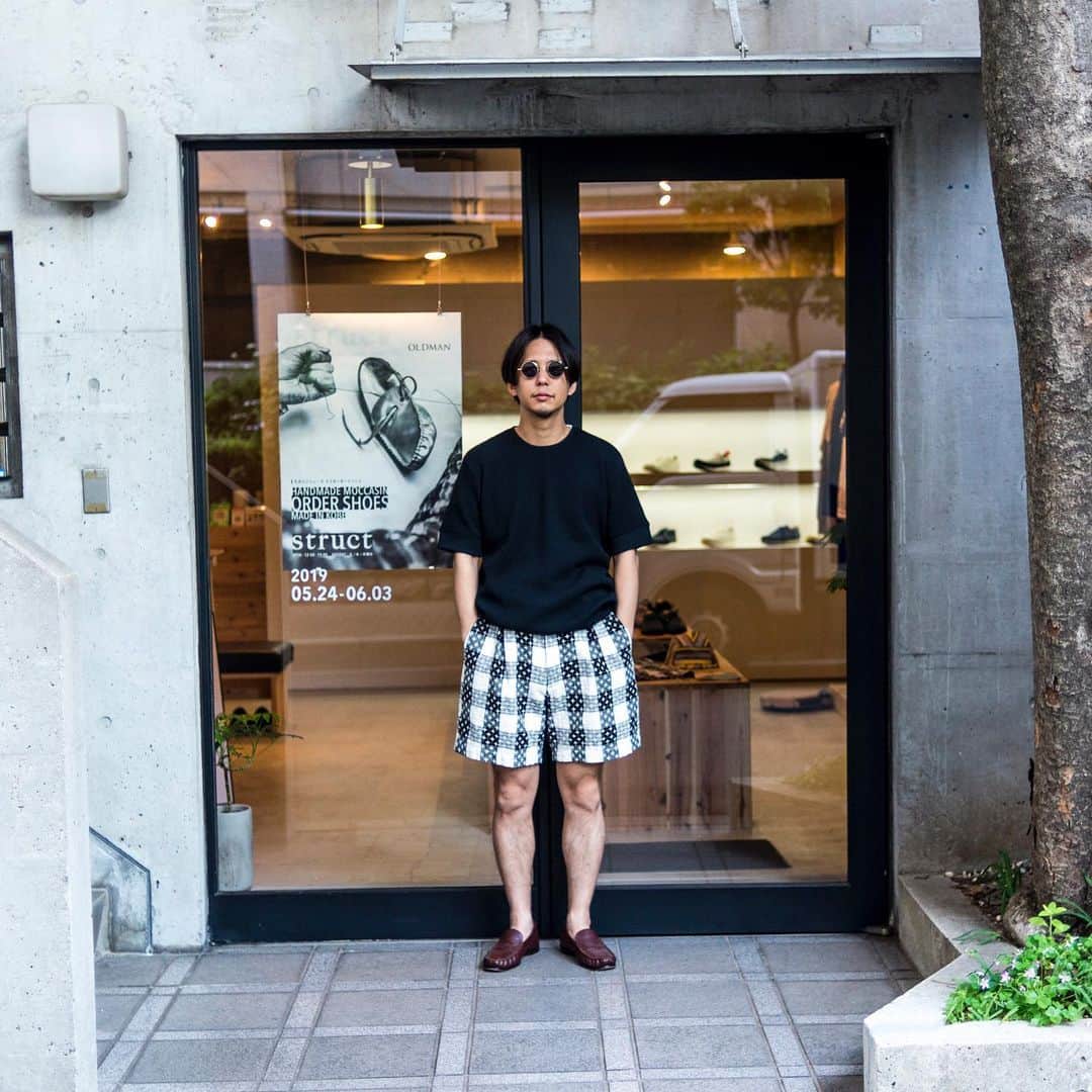 struct by blueover さんのインスタグラム写真 - (struct by blueover Instagram)「ちなみにinoue brothersのスタイリングの足元はOLDMAN。 ハラダ店長の私物(スコッチグレインレザー×ローファー)です。 今回のオーダー会、少しだけスコッチグレインレザーの用意があるので先着でオーダーしていただけることになりました。 スコッチグレインレザーは人気者の上、革の在庫が僅少。 気になる方はどうぞお早めに。 また、昨日の縫製実演をご覧いただいた皆さん、ありがとうこざいました。またレポートをNIKKIにアップしますね。 -- <OLDMAN パターンオーダー会> ・型×革でトータル21パターンの中からお選んでオーダーすることができます ・5/24(金)～6/3(月) struct店頭にて ・職人の在店：5/24(土) 15時～17時　※在店時間中に2足分縫製実演を行います ・お渡し時期：ご注文から約2か月 ・お選びいただけるモデル：ローファー／スリッポン／デッキシューズ ・お選びいただける革：銀付きスエード（ベージュ／キャメル／サックス／ネイビー／ブラウン）、スムースレザー（ブラック／ブラウン） ・同時開催：新宿伊勢丹メンズ館 B1F 5/29(水)～6/4(火) ※伊勢丹限定カラー：銀付きスエード（レッド／ライム／ブラック） -- #struct #ストラクト #京町堀 #靱公園 #osaka #大阪 #セレクトショップ #靴 #モカシンシューズ #革 #革靴 #紳士靴 #日本製 #ローファー  #OLDMAN #オーダー会 #スコッチグレインレザー」5月26日 11時27分 - blueover_struct