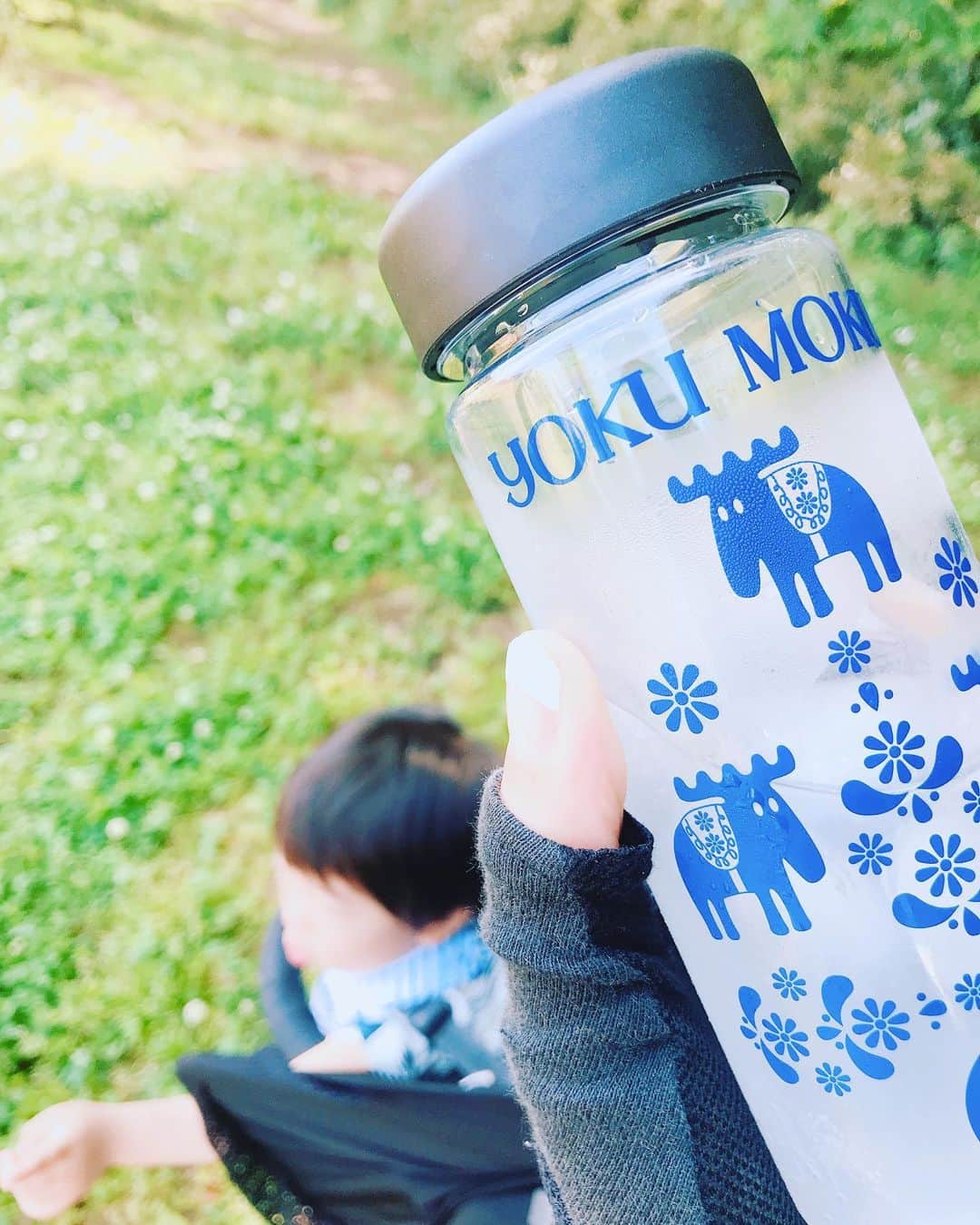 氷浦紫さんのインスタグラム写真 - (氷浦紫Instagram)「北欧ブランドのMOZ。結構好きで、ヨックモックのお店通りかかったら可愛くて買ってもらった。 小さいボトルで公園に持っていく自分用にちょうどいい。軽いし。息子ちんの#ストローマグとこれ、ベビーカーのbagにちょうど入る。素晴らしい。 #ヨックモック #ヨックモックカフェ#moz#yokumoku #ヨックモックとコラボ #池袋東武百貨店 #東武池袋  #waterbottle#ウォーターボトル#エルダーフラワー #リフレッシュグリーン#北欧MOZ #イアラ#イアラモデルエージェンシー #iara#iaramodelagency」5月26日 11時37分 - yukalihiula