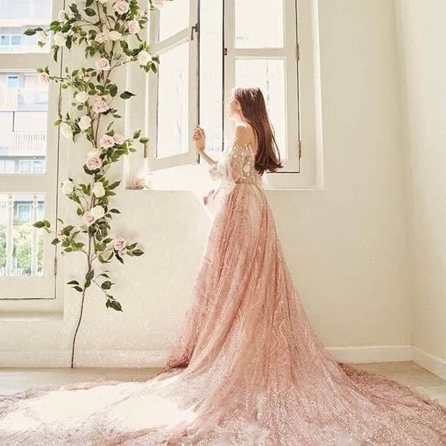 HappyWedding.Lifeさんのインスタグラム写真 - (HappyWedding.LifeInstagram)「ไอเดียชุดเจ้าสาวสุดหวาน . . Get more inspiration 🔽 https://www.happywedding.life/th/wedding-dress 🔍 ชุดเจ้าสาว . . #happywedding #happyweddingth #happyweddinglifeth #happy #wedding #thailand #love #gown #bridal #weddinginspiration #inspiration #bride #ชุดแต่งงาน #แฟชั่นชุดเจ้าสาว #ชุดเจ้าสาว #เทรนด์ชุดแต่งงาน2017 #เทรนชุดแต่งงาน2018 #ตัดชุดแต่งงาน #เทคนิคเลือกชุดแต่งงาน #ซื้อชุดแต่งงาน #ขั้นตอนเตรียมตัวเลือกชุดเจ้าสาว #ดีไซน์ชุดเจ้าสาว . . nice idea via >> @jessicacindy」5月26日 11時37分 - happywedding.life