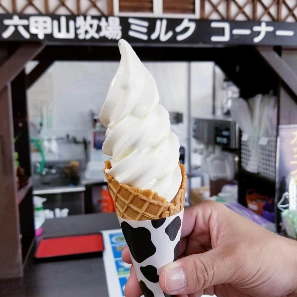 横山裕之さんのインスタグラム写真 - (横山裕之Instagram)「六甲山牧場。  ソフトクリーム。  チーズも入ってる。  旨すぎる。  #六甲山牧場 #ソフトクリーム #神戸 #牛 #天狗 #横山裕之」5月26日 11時38分 - tengu_yokoyama