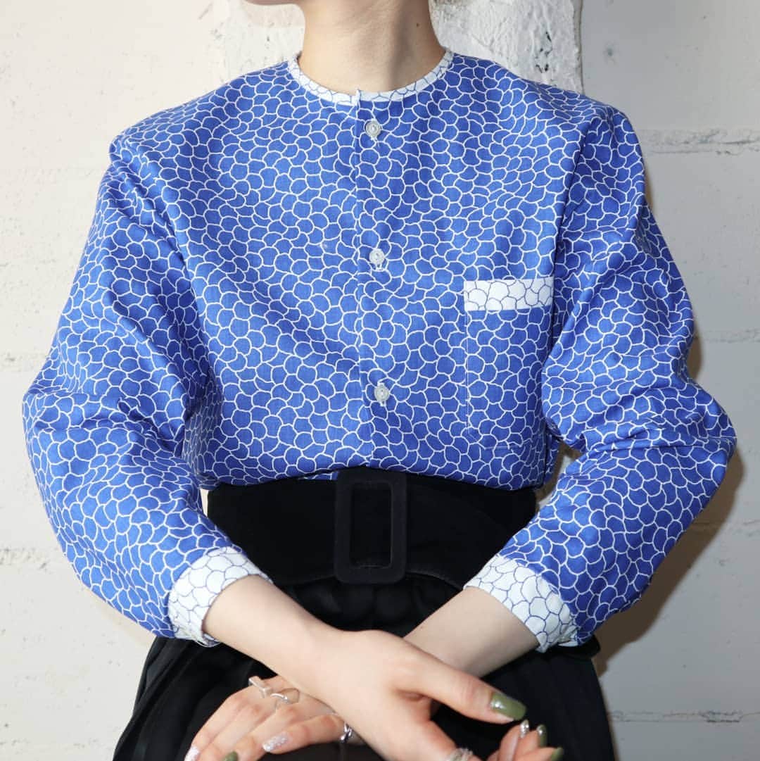 吉祥寺 古着屋 Orfeoのインスタグラム：「Blue × White Pattern Blouse  #orfeo #kichijoji #tokyo #vintage #used #fashion #coordinate #outfits  掲載商品のお問い合わせはメールにて承っております。コメント、DMでのお問い合わせは受け付けておりませんのでご了承ください。」