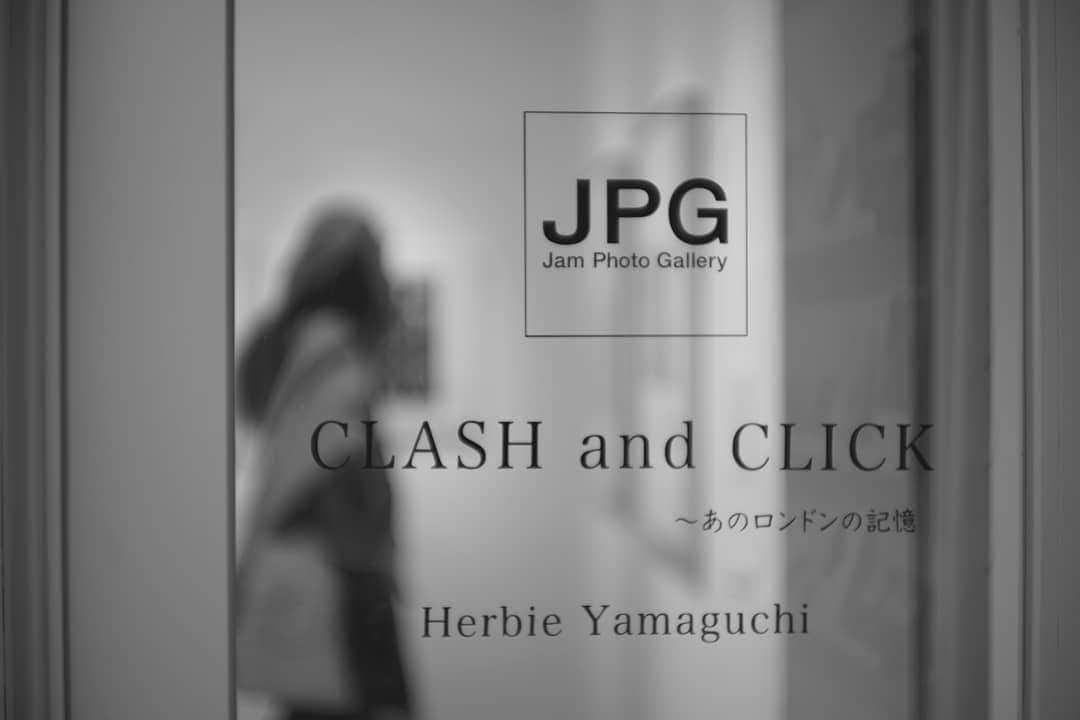のインスタグラム：「朝イチでハービー山口さんの写真展 CLASH and CLICK ～あのロンドンの記憶 へ。 ハービーさんの写真は あぁ写真っていいなあ！！ って毎回思わせてくれる。 勇気と元気をもらえる。  #leica#leicam10p#summarit#summarit50#summarit50mm#oldlens#ライカ#ライカm10p#ズマリット#ズマリット50mm#オールドレンズ#tokyo#japan#oldlens_tokyo」
