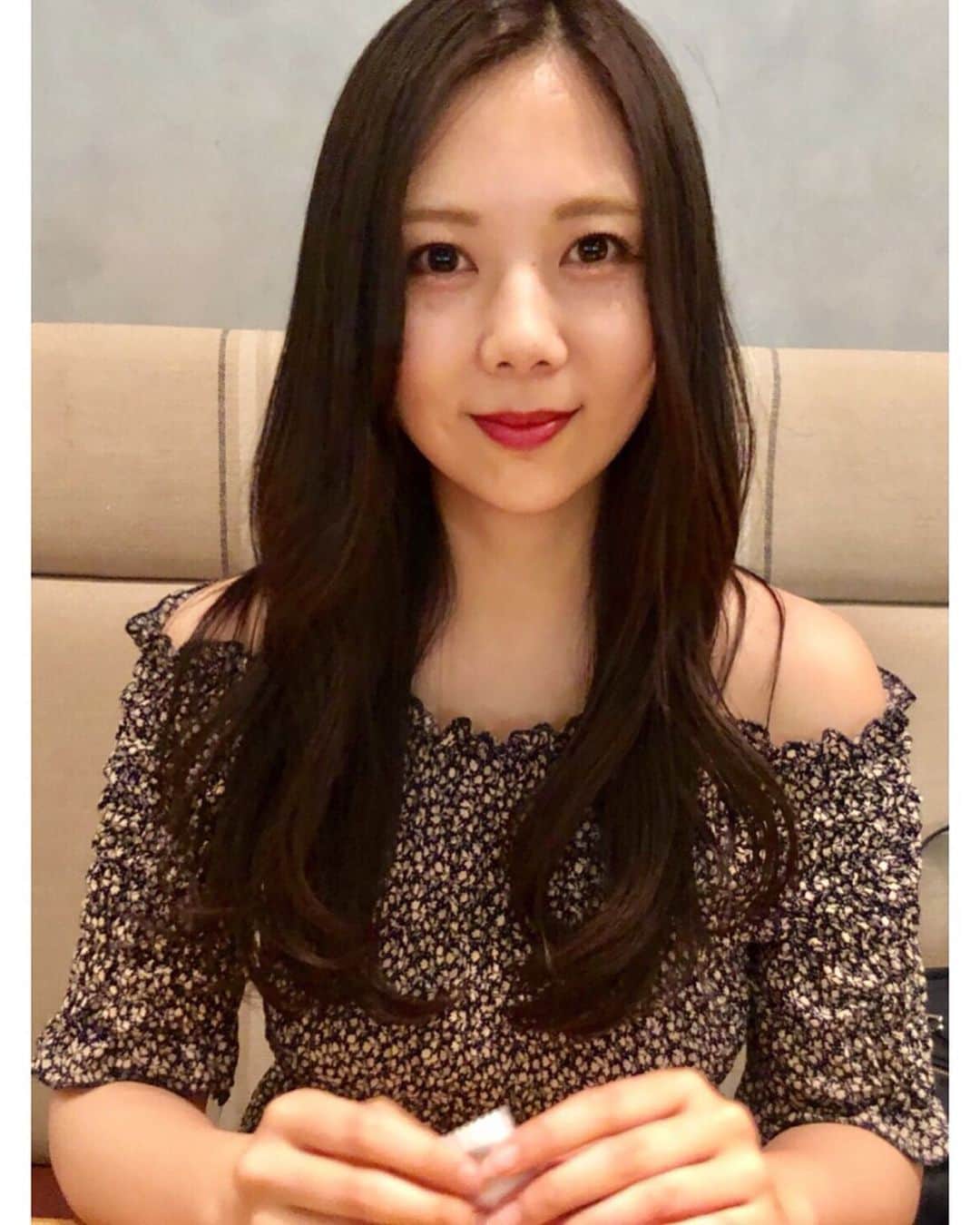 西村季里子のインスタグラム：「・ 🖤new hair color🖤 写真だと真っ黒に見えるけど、 ブルーベースで色を乗せたから 光に当たると透き通っていい感じ💙 なんか落ち着いた(年取った)なぁ🦋 色落ちも楽しみだ٩( ᐛ )و 前髪も順調だ٩( ᐛ )و #美容院#hair#haircolor#color#ヘアカラー #イルミナカラー#ブルー#ブリーチカラー  #アッシュ#アッシュグレー #アッシュカラー  #follow #followme」