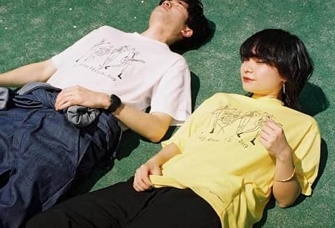 Yu Nagabaさんのインスタグラム写真 - (Yu NagabaInstagram)「今年もコロンビアからFUJIROCK Tシャツを2型作りました😚オンラインショップでも発売中です。 ・ 【フジロック×長場雄×コロンビア】 ロックトゥロードショートスリーブTシャツ ・ フジロックフェスティバル19とのコラボレーションTシャツは、汗をかいてもサラリとした着心地をキープする吸湿速乾機能オム二ウィックや紫外線カットのオムニシェイドなど、野外で行われる音楽フェスをより快適に楽しんでいただくための機能を搭載。 昨年に引き続き、イラストレーターの長場雄さんがイラストを担当。90年代のロックバンドをイメージしたグラフィックをフロントに配置したフジロックらしいTシャツは、シンプルなホワイトと鮮やかなイエローの2色展開。ビッグシルエットでユニセックスで着られます。また、同コラボレーションTシャツには何かと荷物が多くなる夏フェス会場でも役立つ、便利なナイロンバッグが付属しています。 ・ https://www.columbiasports.co.jp/items/col/PM1523/ ・ https://www.columbiasports.co.jp/items/col/PM1513/ ・ #columbia #コロンビア #長場雄 #フジロック #fujirock #fujirock2019 #コラボTシャツ #フェス #夏フェス #コロンビアコーデ @columbia_jp」5月26日 11時47分 - kaerusensei