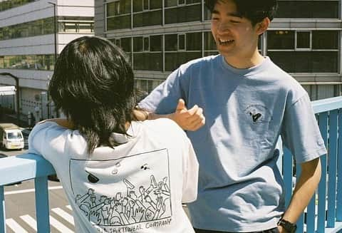 Yu Nagabaさんのインスタグラム写真 - (Yu NagabaInstagram)「今年もコロンビアからFUJIROCK Tシャツを2型作りました😚オンラインショップでも発売中です。 ・ 【フジロック×長場雄×コロンビア】 ロックトゥロードショートスリーブTシャツ ・ フジロックフェスティバル19とのコラボレーションTシャツは、汗をかいてもサラリとした着心地をキープする吸湿速乾機能オム二ウィックや紫外線カットのオムニシェイドなど、野外で行われる音楽フェスをより快適に楽しんでいただくための機能を搭載。 昨年に引き続き、イラストレーターの長場雄さんがイラストを担当。90年代のロックバンドをイメージしたグラフィックをフロントに配置したフジロックらしいTシャツは、シンプルなホワイトと鮮やかなイエローの2色展開。ビッグシルエットでユニセックスで着られます。また、同コラボレーションTシャツには何かと荷物が多くなる夏フェス会場でも役立つ、便利なナイロンバッグが付属しています。 ・ https://www.columbiasports.co.jp/items/col/PM1523/ ・ https://www.columbiasports.co.jp/items/col/PM1513/ ・ #columbia #コロンビア #長場雄 #フジロック #fujirock #fujirock2019 #コラボTシャツ #フェス #夏フェス #コロンビアコーデ @columbia_jp」5月26日 11時47分 - kaerusensei