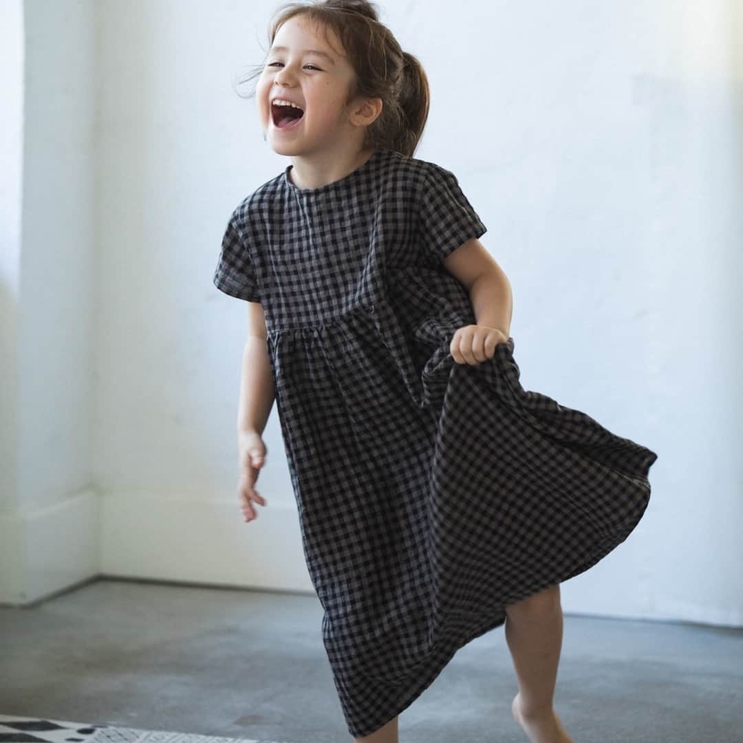 のインスタグラム：「＼✨週末限定価格✨／ フレンチスリーブ半袖チェックワンピース（BLACKのみSALE中） ¥1,500円  やっほ〜😘マノンだよ💕  いつもマノンのインスタを見てくださっている方に朗報です㊙ 大人気のワンピースが今日から週末限定で特別価格で販売されています🎀 他にも限定価格の商品がありますので要チェックですよ❣  プレゼント企画への応募は1つ前のPOSTから急げ〜☝ 🍭おかげさまで公式LINE@お友だち数9,000人突破🍭  MANONをお得にご利用頂くにはLINE@友だち登録がとってもオススメだよ〜😍 プロフィールのURLをクリック→公式オンラインショプ内のLINE@お友達登録リンクをクリック  MANON LINE@公式アカウントではお友達限定で 👉LINEお友達限定10%OFFクーポン 👉週末限定タイムセールセール 👉新作入荷  等のお得な最新情報をいち早くお届けしますよ❤  #ククマノン #coucoumanon #coucou_manon #キッズ撮影会 #kidscode #kids_japan #キッズ服 #キッズコーデ #キッズファッション #キッズモデル #子供 #子供服 #ギフト #娘コーデ #キッズフォト #ムスメ #親バカ部 #リンクコーデ #親子コーデ #子供服通販 #子供服コーデ #女の子コーデ #男の子コーデ #フォトコンテスト #フォトスタジオ #フォトブース #写真会 #フォトイベント #boheme」