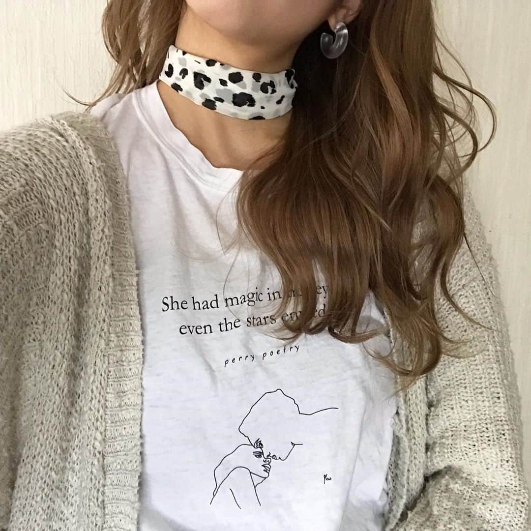 のインスタグラム：「. 何枚あっても困らないTシャツ。こちらのゆるくて可愛いイラストが描かれたアイテムは、@cyoshi___ さんがディレクターを務めるブランド『Link @link___official 』のもの。こだわった形・シルエットのものが好きという方、是非チェックしてみてください♡ . MERYでは他にも「かわいい」に近づくさまざまな情報を発信しています。 @mery.beauty コスメ・美容に特化した情報をお届け♡ @mery_spot 話題のカフェやお出かけスポットをご紹介！ こちらもぜひチェックしてみてください！ . . photo by @_mocchiii.s . #MERY #regram #instagram #instafashion #fashion #ootd #coordinate  #데일리룩 #옷스타그램 #오오티디 #코디 #패션 #패션피플 #セレクトショップ #通販サイト #Tシャツ #スカーフ #ダルメシアン柄 #プリントTシャツ #夏ファッション #ゆるコーデ #コーデ #コーディネート #ファッション #今日のコーデ #今日の服 #お洒落 #お洒落さんと繋がりたい #MERY女子 #メリー」