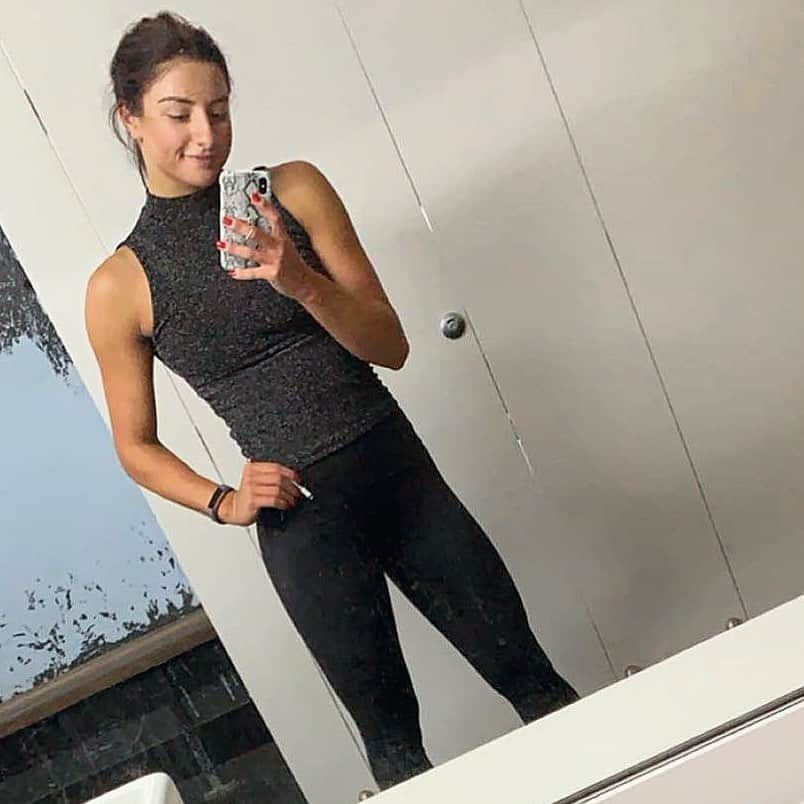 シャンテル・ケリーさんのインスタグラム写真 - (シャンテル・ケリーInstagram)「Training break selfie back in summer when I didn’t blend into the walls #summertime #wintersports #traininghard」5月26日 11時54分 - chantelle_kerry