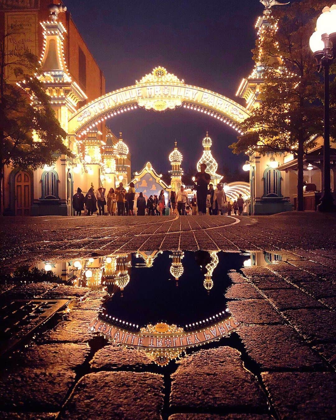 興梠友理さんのインスタグラム写真 - (興梠友理Instagram)「Beautiful reflection on a rainy day☔️ ・ 水たまりに映りこむ光景✨ 雨の日のディズニーは意外と初めてだったから、これを見られて本当に良かった😍 ・ #東京ディズニーシー #ディズニーシー #ディズニーリゾート #東京ディズニーリゾート #トイビルトロリーパーク #雨ディズニー #tokyodisneysea #disnesea #tokyodisneyresort #toyvilletrolleypark」5月26日 11時54分 - yuri_rogi