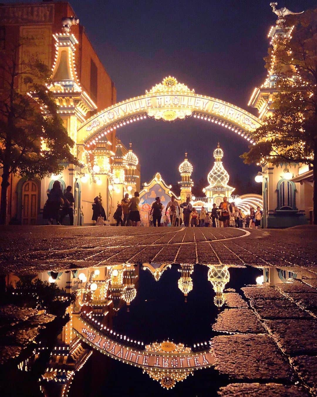 興梠友理さんのインスタグラム写真 - (興梠友理Instagram)「Beautiful reflection on a rainy day☔️ ・ 水たまりに映りこむ光景✨ 雨の日のディズニーは意外と初めてだったから、これを見られて本当に良かった😍 ・ #東京ディズニーシー #ディズニーシー #ディズニーリゾート #東京ディズニーリゾート #トイビルトロリーパーク #雨ディズニー #tokyodisneysea #disnesea #tokyodisneyresort #toyvilletrolleypark」5月26日 11時54分 - yuri_rogi