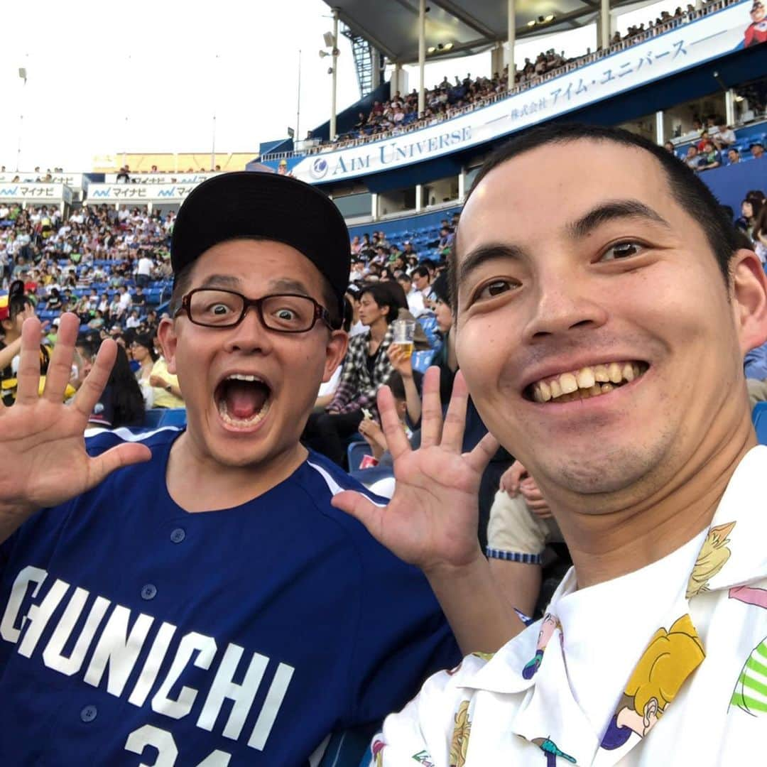 三遊亭とむさんのインスタグラム写真 - (三遊亭とむInstagram)「昨日は朝からヤンタン収録のため大阪へ この一週間で3回目の大阪ですが昨日が1番急いでとんぼ返り！理由はこちら！ 井戸田先輩と野球観戦！人生初の中日戦！ ドラゴンズ勝ったので師匠はご満悦の様子！  明日はこちらです！  #落語 #ヤンタン #ハンバーグ師匠 #神宮球場」5月26日 11時55分 - tomusuetaka