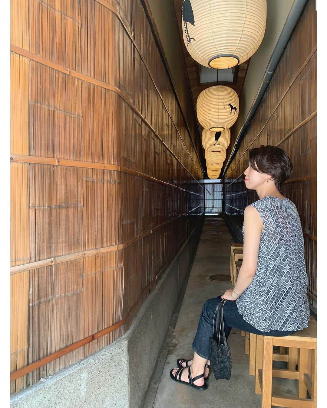 23区さんのインスタグラム写真 - (23区Instagram)「#23KU_DAYS 🚶🏼‍♂️﻿to KYOTO﻿ ﻿﻿ 23区のワードローブで出かける京都旅行。﻿ 地元の方にも、観光客にも愛される祇園の〈お茶と酒 たすき〉。抹茶のかき氷で、京都らしさを堪能🍧﻿ ﻿ 町家風情のある入り口🍵﻿ 順番を待つスペースも、趣きがあり大人の京都旅行にぴったりです。﻿ ﻿ きゅっと詰まった首元がクラシカル。後ろ姿もぬかりないシルク混のブラウスとデニムでコーディネート。﻿ 古き良き町並みと相性のよい、モダンなタイルプリントがスタイリングのポイントです。﻿ ﻿ ﻿ ﻿ --------------------------------------------------﻿﻿ BLOUSE:BLWOKA0051 ¥18,500+tax﻿ PANTS:PRWOKS0202 ¥18,000+tax﻿ BAG:BOBYKM0509 ¥8,900+tax(Camalya) SHOES:SE3DKM0501 ¥19,000+tax﻿ --------------------------------------------------﻿﻿ ﻿ ﻿ ﻿ #23区 #23區 #お茶と酒たすき #たすき﻿ #MYSTANDARD23 ﻿﻿﻿﻿﻿﻿﻿﻿ #kyoto #京都 #gion #祇園 #かき氷 #🍧 #町家カフェ #京都カフェ #カフェ﻿ #kyotocafe #kyotographie #そうだ京都行こう  #旅行 #trip #夏コーデ ﻿#fashion #style #code #coordinate #リゾートコーデ #旅行コーデ #summercode﻿ #ブラウス #デニム」5月26日 11時55分 - 23ku_official