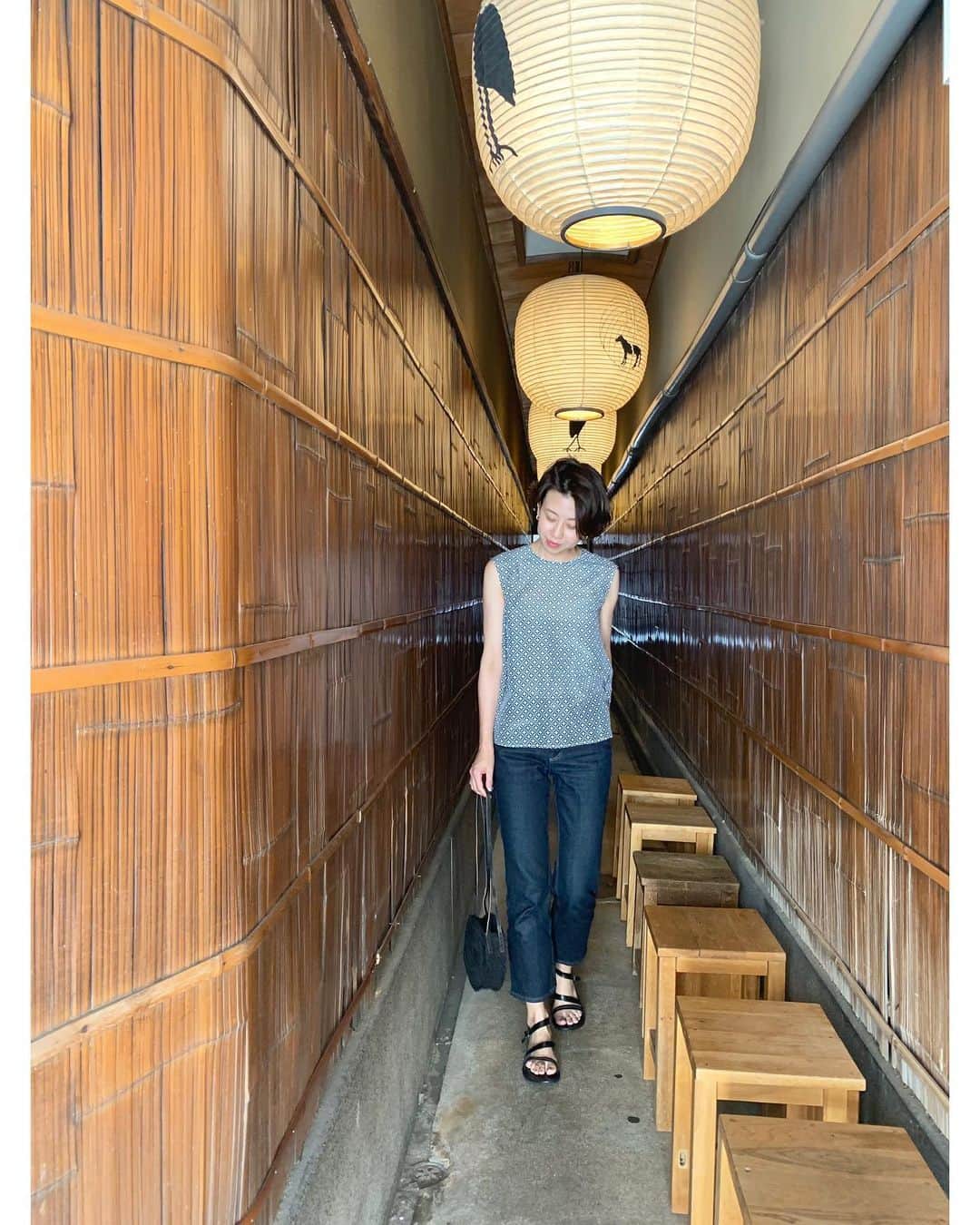 23区さんのインスタグラム写真 - (23区Instagram)「#23KU_DAYS 🚶🏼‍♂️﻿to KYOTO﻿ ﻿﻿ 23区のワードローブで出かける京都旅行。﻿ 地元の方にも、観光客にも愛される祇園の〈お茶と酒 たすき〉。抹茶のかき氷で、京都らしさを堪能🍧﻿ ﻿ 町家風情のある入り口🍵﻿ 順番を待つスペースも、趣きがあり大人の京都旅行にぴったりです。﻿ ﻿ きゅっと詰まった首元がクラシカル。後ろ姿もぬかりないシルク混のブラウスとデニムでコーディネート。﻿ 古き良き町並みと相性のよい、モダンなタイルプリントがスタイリングのポイントです。﻿ ﻿ ﻿ ﻿ --------------------------------------------------﻿﻿ BLOUSE:BLWOKA0051 ¥18,500+tax﻿ PANTS:PRWOKS0202 ¥18,000+tax﻿ BAG:BOBYKM0509 ¥8,900+tax(Camalya) SHOES:SE3DKM0501 ¥19,000+tax﻿ --------------------------------------------------﻿﻿ ﻿ ﻿ ﻿ #23区 #23區 #お茶と酒たすき #たすき﻿ #MYSTANDARD23 ﻿﻿﻿﻿﻿﻿﻿﻿ #kyoto #京都 #gion #祇園 #かき氷 #🍧 #町家カフェ #京都カフェ #カフェ﻿ #kyotocafe #kyotographie #そうだ京都行こう  #旅行 #trip #夏コーデ ﻿#fashion #style #code #coordinate #リゾートコーデ #旅行コーデ #summercode﻿ #ブラウス #デニム」5月26日 11時55分 - 23ku_official