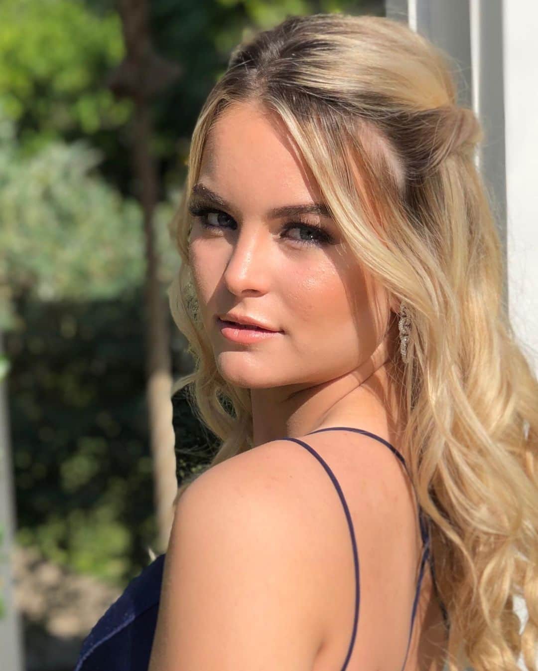 のインスタグラム：「#promprep -After, During, Before😃😘 amazing makeup & hair by @beauty_by_hidi ❤️ @topteentraveler #mybabybean」