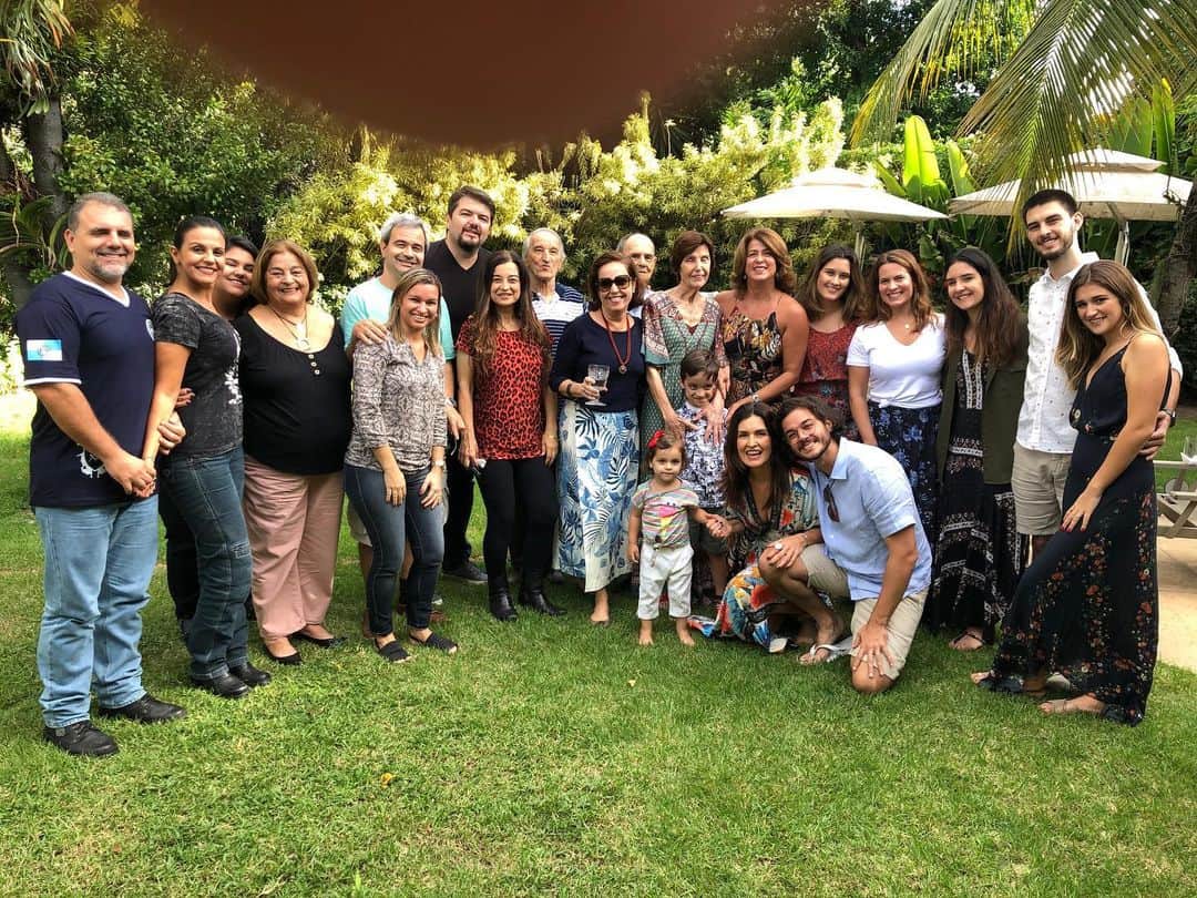 ファチマ・ベルナルデスのインスタグラム：「Uma foto pra celebrar o aniversário da minha mãe que tb é vó, tia, madrinha, prima, mulher, amiga. Nem o fotógrafo quis ficar de fora e deixou a digital de recordação. #familia #muitoamorenvolvido #cadaminutoimporta」