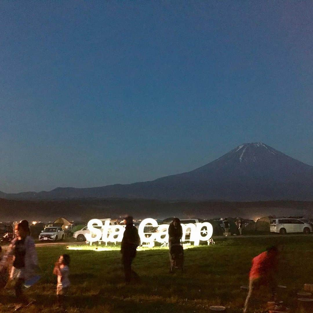 藤巻亮太さんのインスタグラム写真 - (藤巻亮太Instagram)「‪三菱 StarCamp ☆‬ スペシャルライブのゲストに藤巻亮太が登壇いたしました！！ 全8曲、皆さん大盛り上がり！有り難うございました^ ^  ステージの照明はなんと！アウトランダーPHEVの電力でまかなわれました！ 粋ですね☆ キャンプに行きたくなりました〜！ （スタッフE） #三菱 #StarCamp #藤巻亮太」5月26日 11時59分 - ryota_fujimaki