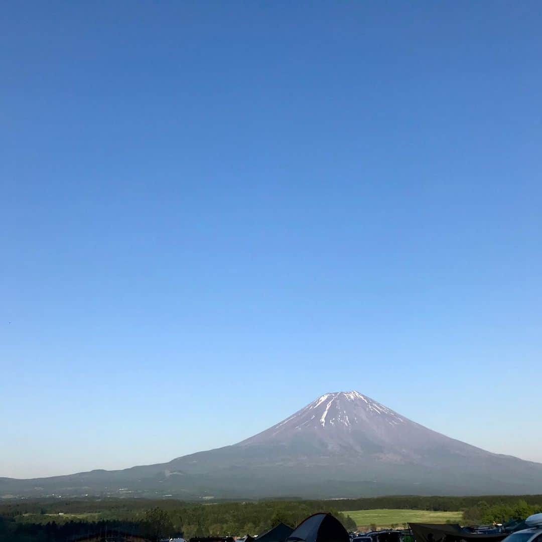 藤巻亮太さんのインスタグラム写真 - (藤巻亮太Instagram)「‪三菱 StarCamp ☆‬ スペシャルライブのゲストに藤巻亮太が登壇いたしました！！ 全8曲、皆さん大盛り上がり！有り難うございました^ ^  ステージの照明はなんと！アウトランダーPHEVの電力でまかなわれました！ 粋ですね☆ キャンプに行きたくなりました〜！ （スタッフE） #三菱 #StarCamp #藤巻亮太」5月26日 11時59分 - ryota_fujimaki