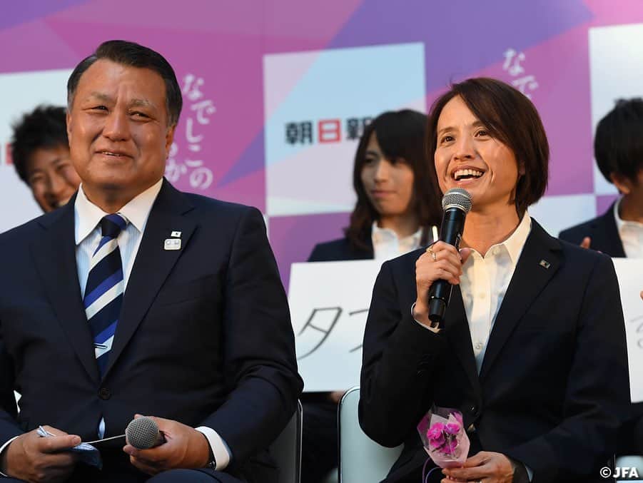 日本サッカー協会さんのインスタグラム写真 - (日本サッカー協会Instagram)「朝日新聞社主催イベント「なでしこのちから」(後援:JFA)に、#なでしこジャパン の高倉麻子監督と選手たちが出席しました！ ・ 「私は○○で、なでしこジャパンに貢献する」というお題のもと、選手自身で記入したフリップを手に、フリートークが行われました。息の合った掛け合いに会場が笑いに包まれる場面も！ ・ #nadeshiko #世界のなでしこ #なでしこジャパン#FIFAWWC」5月26日 12時08分 - japanfootballassociation