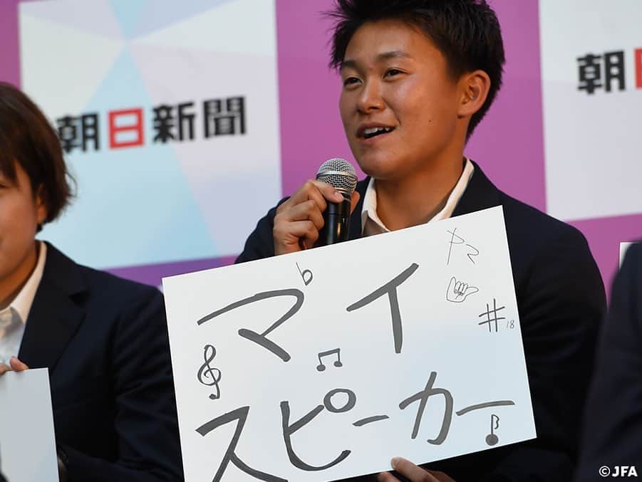 日本サッカー協会さんのインスタグラム写真 - (日本サッカー協会Instagram)「朝日新聞社主催イベント「なでしこのちから」(後援:JFA)に、#なでしこジャパン の高倉麻子監督と選手たちが出席しました！ ・ 「私は○○で、なでしこジャパンに貢献する」というお題のもと、選手自身で記入したフリップを手に、フリートークが行われました。息の合った掛け合いに会場が笑いに包まれる場面も！ ・ #nadeshiko #世界のなでしこ #なでしこジャパン#FIFAWWC」5月26日 12時08分 - japanfootballassociation