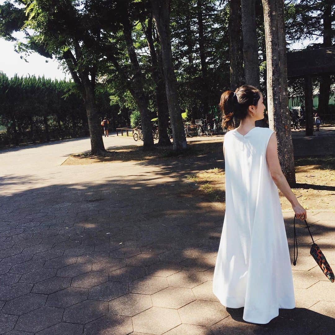 北澤 宏美さんのインスタグラム写真 - (北澤 宏美Instagram)「公園散歩もものの5分 耐えきれなかった🥵 #暑い #夏 #白ワンピ」5月26日 12時02分 - romihy58