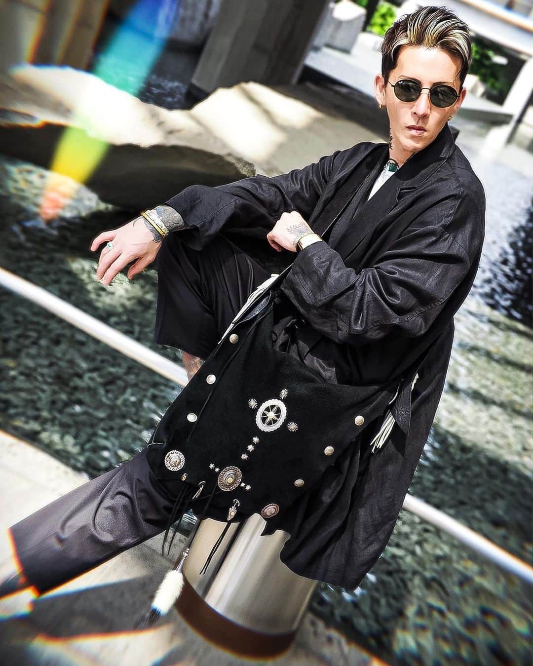 のインスタグラム：「. 今日はkimono👘みたいな全身ブラックコーデ 📿👏🏻 サングラス🕶は少しモーフィアス気味な仕上がりです  matrix 👁‼︎ . Today is my favorite whole body black corde‼︎🐲🐉🐉」