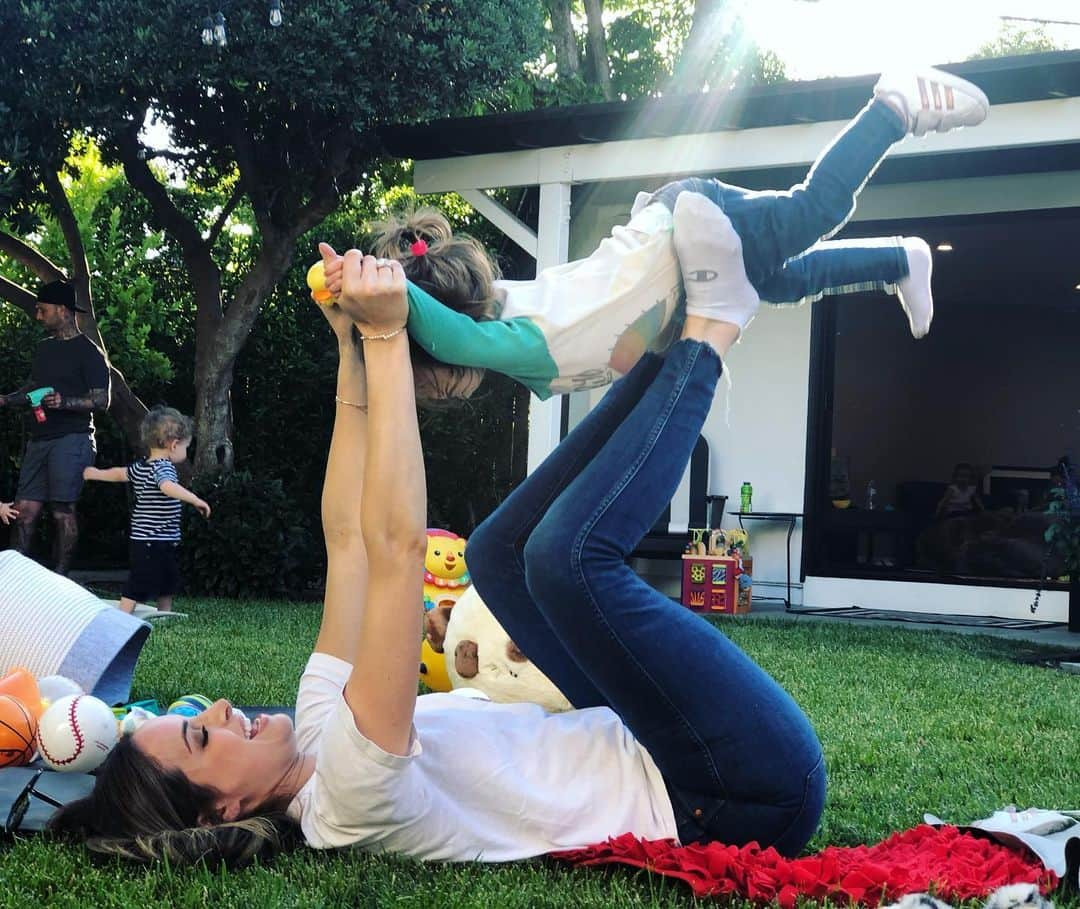 ジャッキー・セイデンさんのインスタグラム写真 - (ジャッキー・セイデンInstagram)「The greatest joy in my life is watching my baby fly. With one shoe. 📸: Daddy (@jasonwiner - I mean look at that LIGHT)」5月26日 12時04分 - thejackieseiden